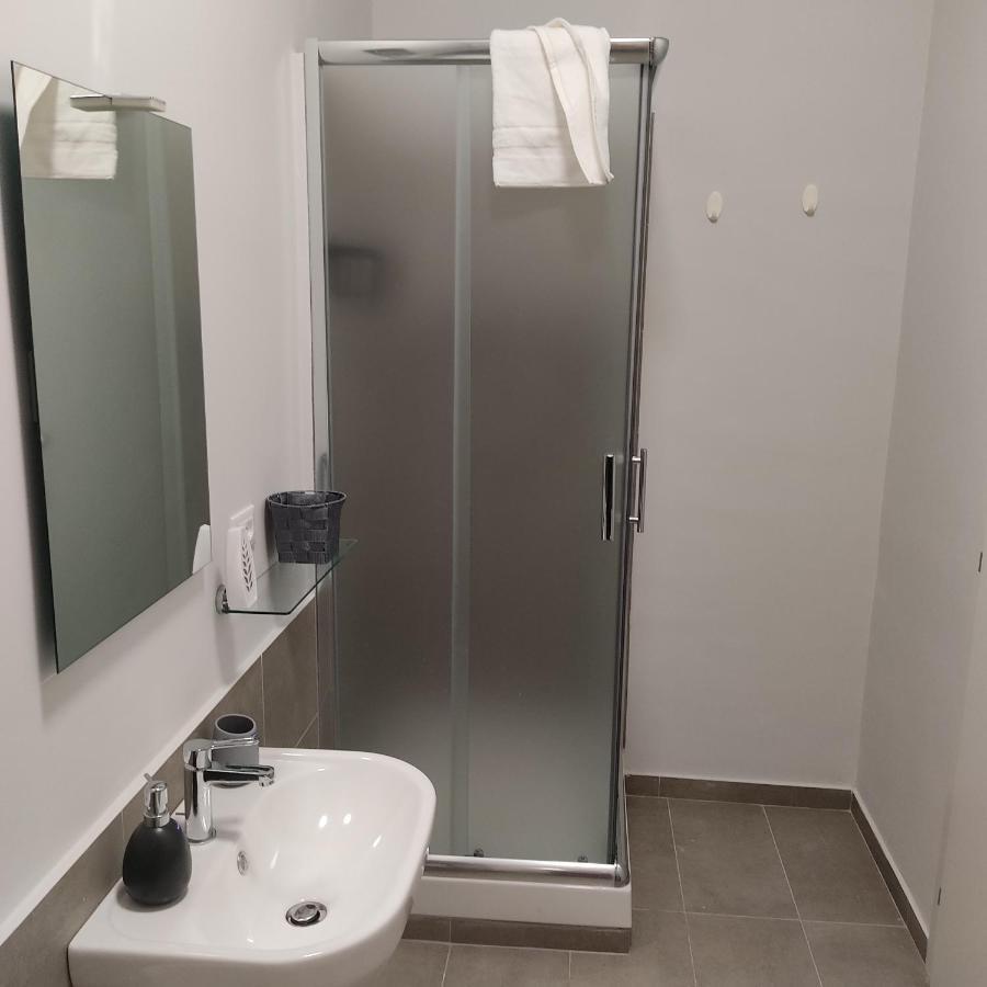 Large Double Room,1261725625:JPEG